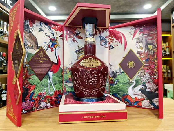 Chivas 24 Năm Hộp Quà 2022 9 Bên trong Chivas 24 Năm hộp Quà 2020