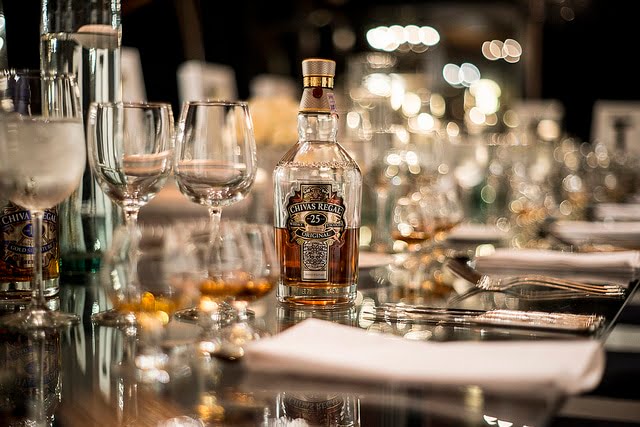 Rượu Chivas 25 YO 11 Rượu Chivas 25 trong bữa tiệc sang trọng