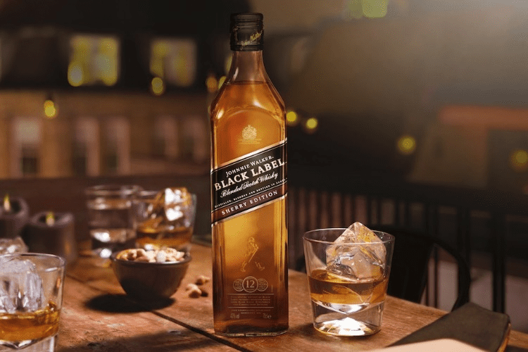 Rượu Johnnie Walker Black Label 12 13 Rượu Johnnie Walker Black Label 12 Năm Uống Với Đá